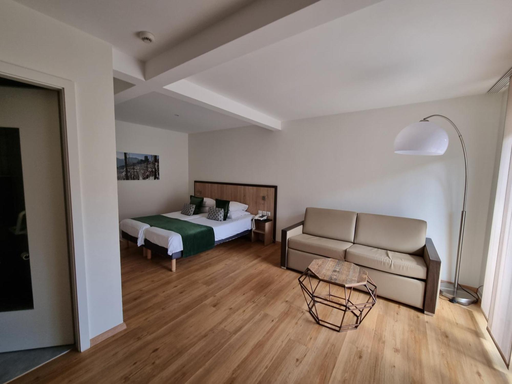 Logis Hotel Restaurant De La Poste Et Spa De Montagne 르본옴므 객실 사진